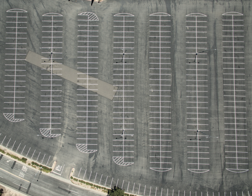 Ein Luftbild eines Parkplatzes als Beispiel für mehrere Pools einer Organisation